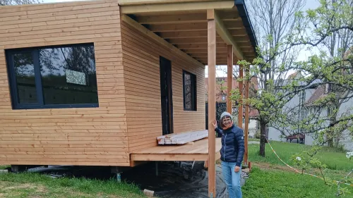 Alina Stampfl steht vorm Tinyhouse