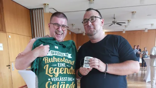 „Eine Legende verlässt das Gelände“ – mit diesem Spruch verabschiedet Markus Allwang Diakon Werner Pfingstgraef. Allwang übernimmt die Regionalleitung in der Rummelsberger Jugendhilfe.