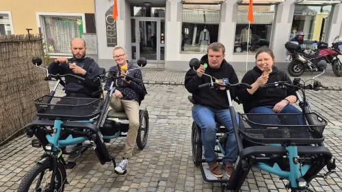 Ein Ausflug ins Hersbrucker Zentrum ist eine willkommene Abwechslung und macht allen Spaß: Autist*innen und Mitarbeitende der Rummelsberger Diakonie mit den neuen Doppelfahrrädern.