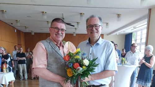 Nach fast 41 Dienstjahren bei der Rummelsberger Diakonie verabschiedet Vorstandsmitglied Karl Schulz „einen Menschen mit Herz, Verstand und klarer Haltung“.