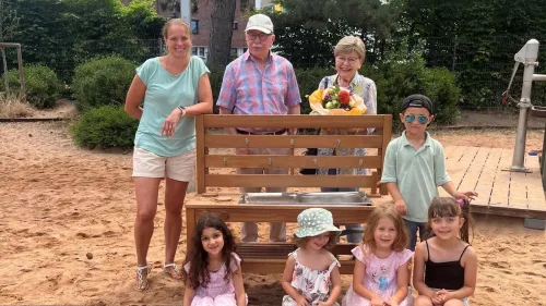 Das Ehepaar Klaus und Anita Köhler (r.), die Kindergartenleitung Judith Vogel (l.) und Kinder der Einrichtung bei der Übergabe im Kindergarten Lichtenhof 