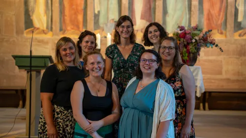 Für ihr 10-jähriges Einsegnungsjubiläum wurden gewürdigt: (v.l.n.r.) Anja Vogel, Veronika Fleps, Katharina Forster, Sophia Lulla, Klaudia Engelhaupt, Beatrix Bayerle und Verena Elsterer (auf dem Foto fehlt: Nicola Nitz).