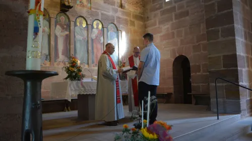 Diakon Peter Barbian, Brüdersenior der Rummelsberger Brüderschaft (l.), und Diakon Maik Richter, Leiter des Brüderhauses, mit Jungbruder Daniel Bürkel, der im Gottesdienst am Freitag vorgestellt wurde.  