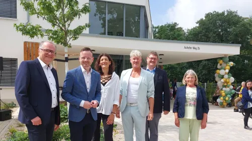 v.l.n.r.: Karl Schulz, Vorstandsmitglied Rummelsberger Diakonie, Bezirkstagspräsident Peter Daniel Forster, stellvertretende Landrätin Birgit Fuchs, Andreas Ammon, Einrichtungsleitung Auhof, Felix Erbe, Bürgermeister Hilpoltstein und Petra Möller, dritte Bürgermeisterin Roth, vor der Einrichtung im Auhofer Weg 2b.