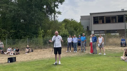 Martin Glienke, Bürgermeister von Schwarzenbruck, motivierte die Teilnehmenden zu Beginn der Veranstaltung beim Inklusiven Sportfest am Berufsbildungswerk in Rummelsberg.