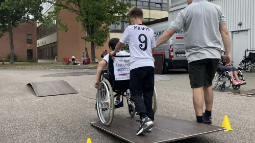 Beim Rollstuhlparcours mussten die jungen Sportler*innen verschiedene Hindernisse überwinden.