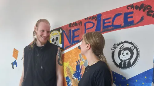 Im ersten Stock der Wohngemeinschaft ziert ein Graffiti die Wand. Alles hier erinnert mehr an ein Studierendenwohnheim als an eine Einrichtung aus der Eingliederungshilfe.  Selina Hanisch, pädagogischer Fachdienst, liebt ihren Job bei den „Grenzgängern“ und den Kontakt zu den Klient*innen.