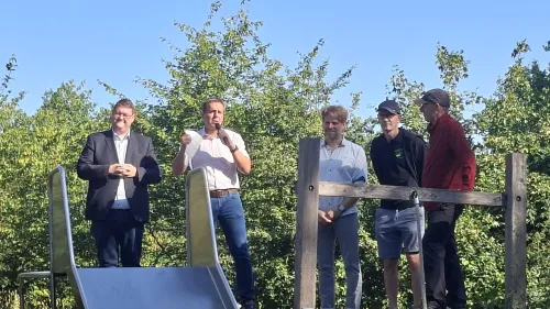 v.l.n.r.: Bürgermeister Felix Erbe, Landrat Ben Schwaz, Wohnbereichsleitung Christian Gampel, Enrico Vogel vom Verein „Burgthann hilft“ und Schulleiter Rainer Kühlewind.