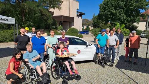Die Bewohner*innen des Auhofs freuen sich über Mobilität im Alltag dank des neuen Fahrzeugs im Fuhrpark.