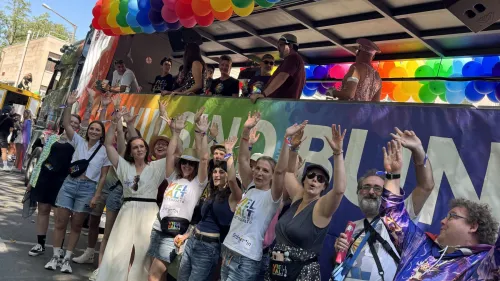 „Wir sind bunt – Gott sei Dank“ – unter diesem Motto setzte sich die Rummelsberger Diakonie beim Christopher Street Day 2026 für die Rechte queerer Menschen ein – mit eigenem Truck auf der Parade und als Sponsorin. 