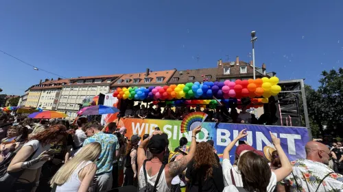 „Wir sind bunt – Gott sei Dank“ – unter diesem Motto setzte sich die Rummelsberger Diakonie beim Christopher Street Day 2026 für die Rechte queerer Menschen ein – mit eigenem Truck auf der Parade und als Sponsorin. 