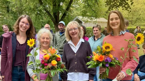 Von Kolleg*innen und Studierenden umringt wurden Christina Daut als Dozentin und Anke Bergau als stellv. Schulleitung in ihren neuen Ämtern willkommen geheißen und gesegnet