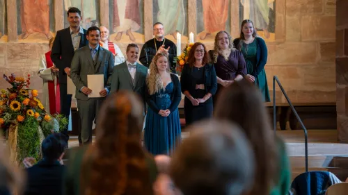 Sieben junge Menschen starten nun in ihren Dienst in Landeskirche, Diakonie oder Sozialwirtschaft.