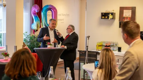 Bewohner*innen, Mitarbeitende, Ehrenamtliche und Gäste feierten gemeinsam 20 Jahre Stift St. Lorenz. 