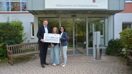 Dr. Tobias Gaydoul überreicht stellvertretend für die „Auf Gott vertrauen Stiftung“ und die „Ernst & Herta Thomas Stiftung“ den Spendenscheck über 9.500 Euro für die Azubi-WG an Manuela Schiller, Koordinatorin ZIM, und Diakonin Heidrun Martini, Fachliche Leitung der Rummelsberger Altenhilfe.